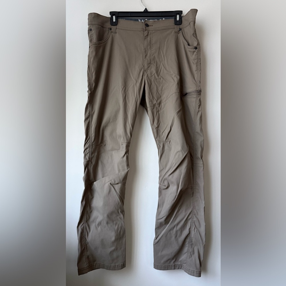 Men’s Wrangler ATG Utility Pants - 38x30 - Picture 2 of 6